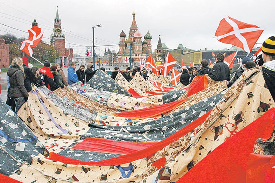 В один из прошлых праздников символом народного единства стало «Одеяло мира», расстеленное на Васильевском спуске.