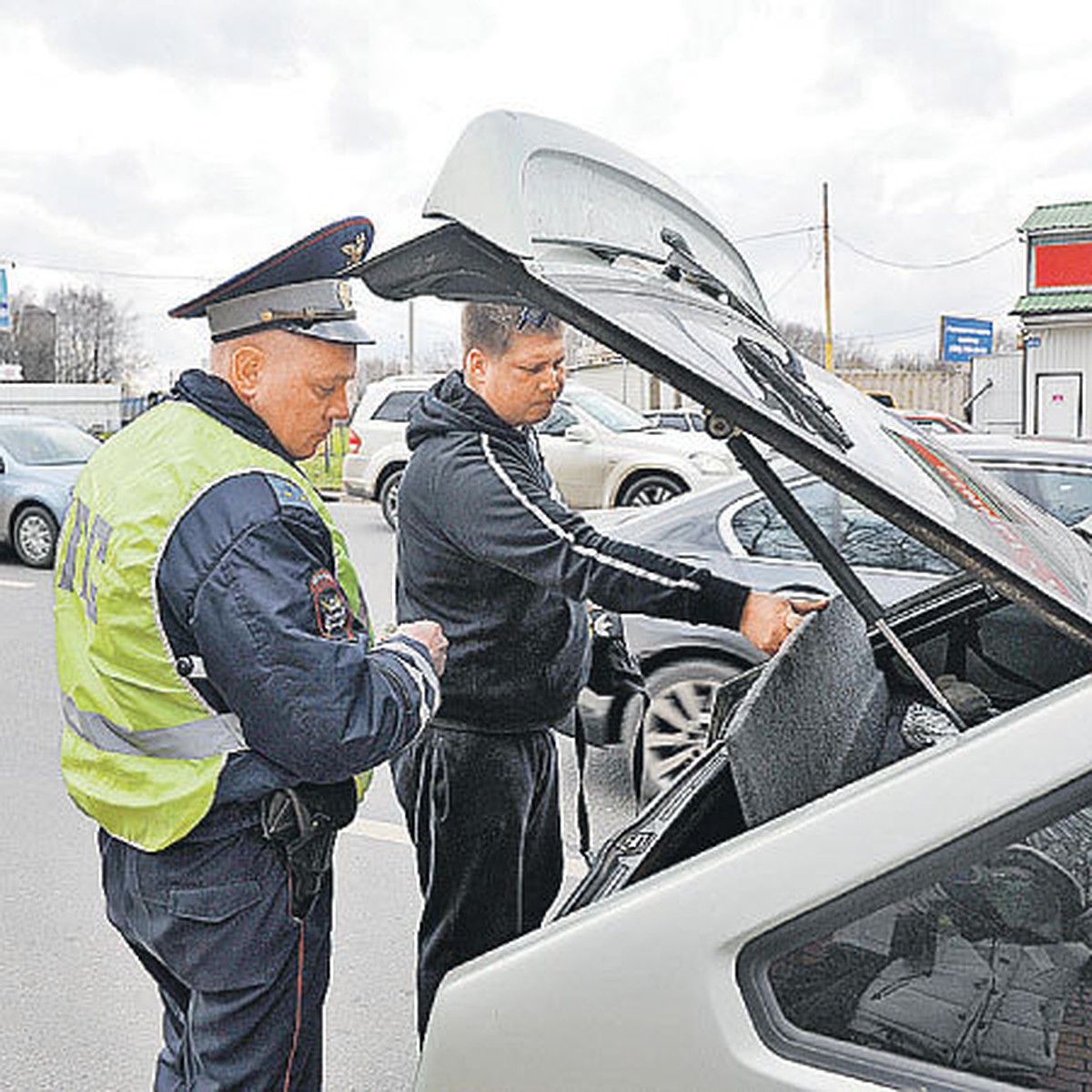 Гаи проверка авто. Досмотр автомобиля. Обыск транспортного средства. ДПС багажник. Гаишник осматривает машину.