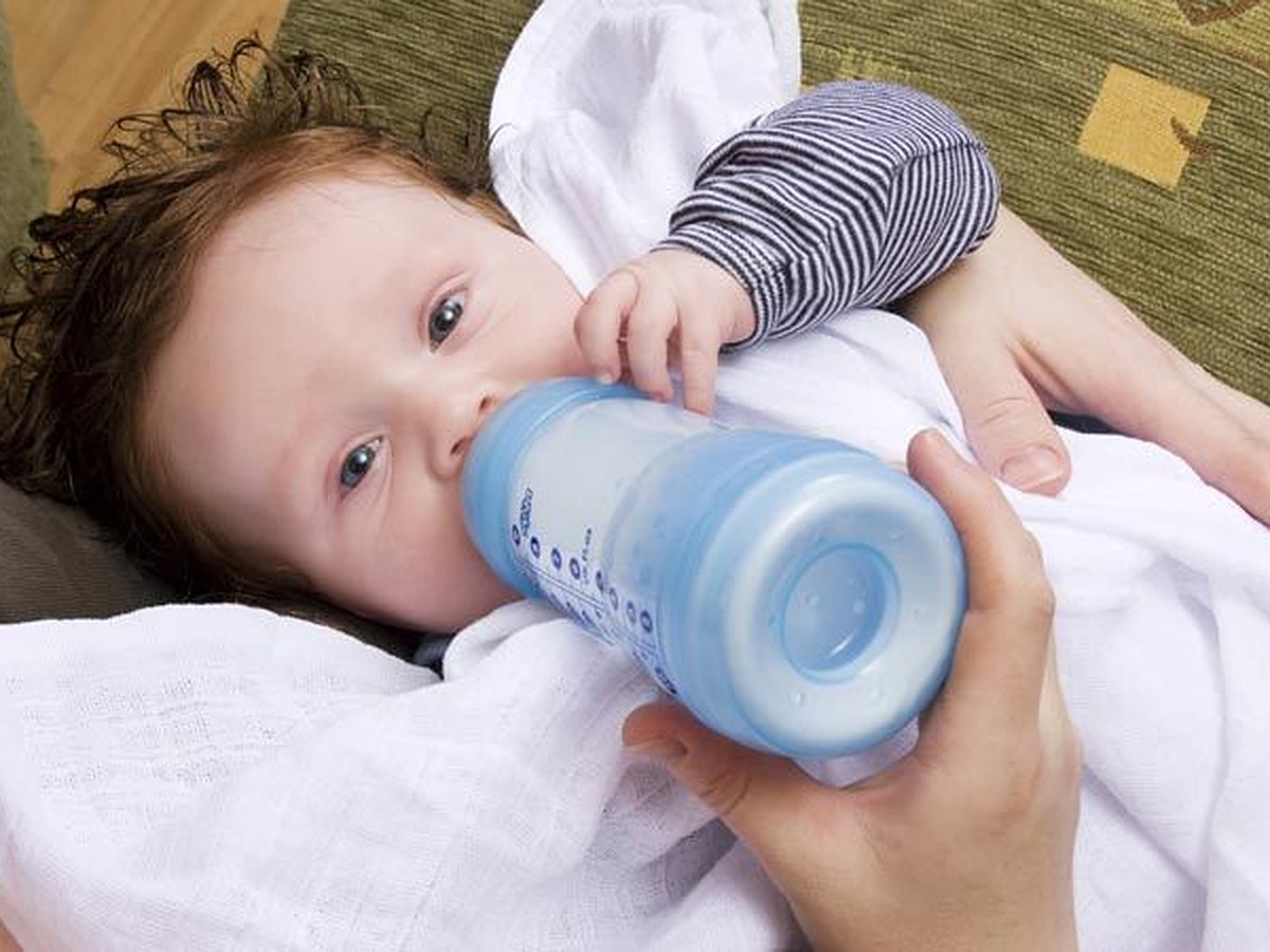 Отучить пить ночью. Малыш с бутылочкой молока. Бутылка для кормления ночью. Мама поит ребенка. Мама поит ребенка молоко.