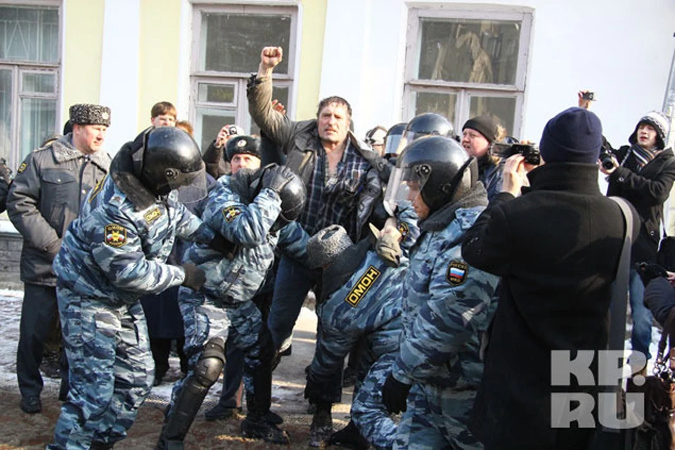 После этого снимка в "Комсомолке" оппозиционера Николая Савинова прозвали Халком.