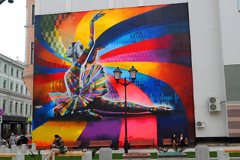Вот такая картина с Майей Плисецкой теперь радует москвичей и гостей столицы