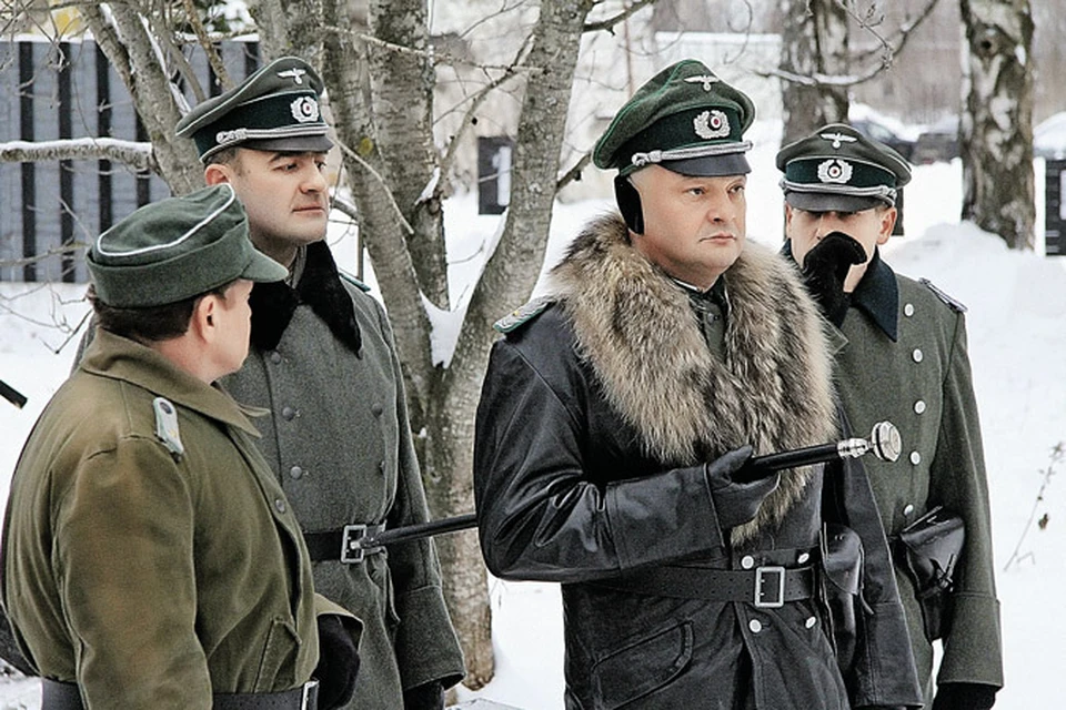 Режиссер Сергей Гинзбург (на фото - с тростью) сыграл в сериале небольшую Роль - немецкого офицера.