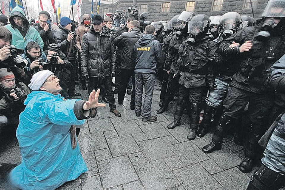 В Киеве бушует майдан. На фото: бабушка-евроинтегратор умоляет милицию пустить ее в здание кабинета министров Украины. Зачем? Бабушка и ее товарищи хотят кабмин захватить и объявить Украину Европой!