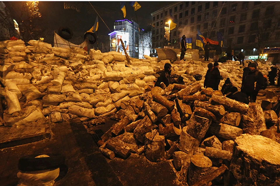 На Майдане заново отстраивают баррикады