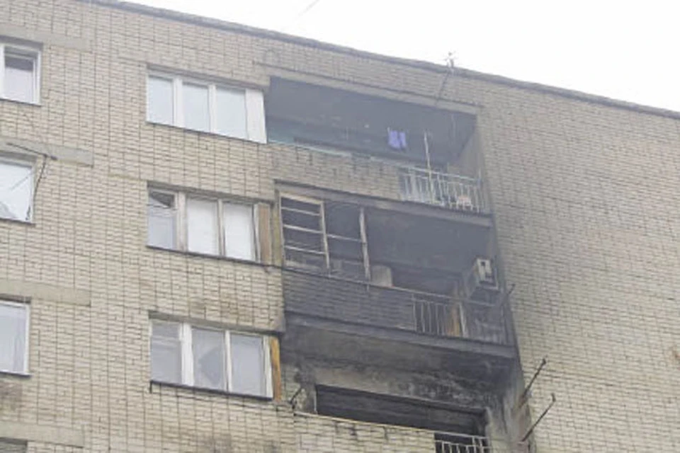 На седьмом этаже одна комната выгорела полностью, еще две пострадали частично.