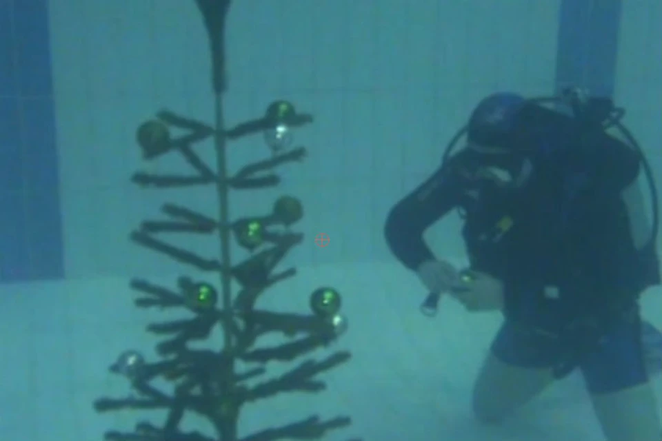 На подводной елке игрушки всплывают вверх