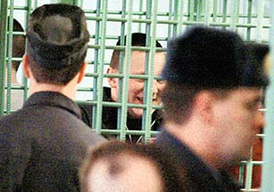 Получивший самый большой срок Роман Казаков (на фото в центре) над приговором только рассмеялся.