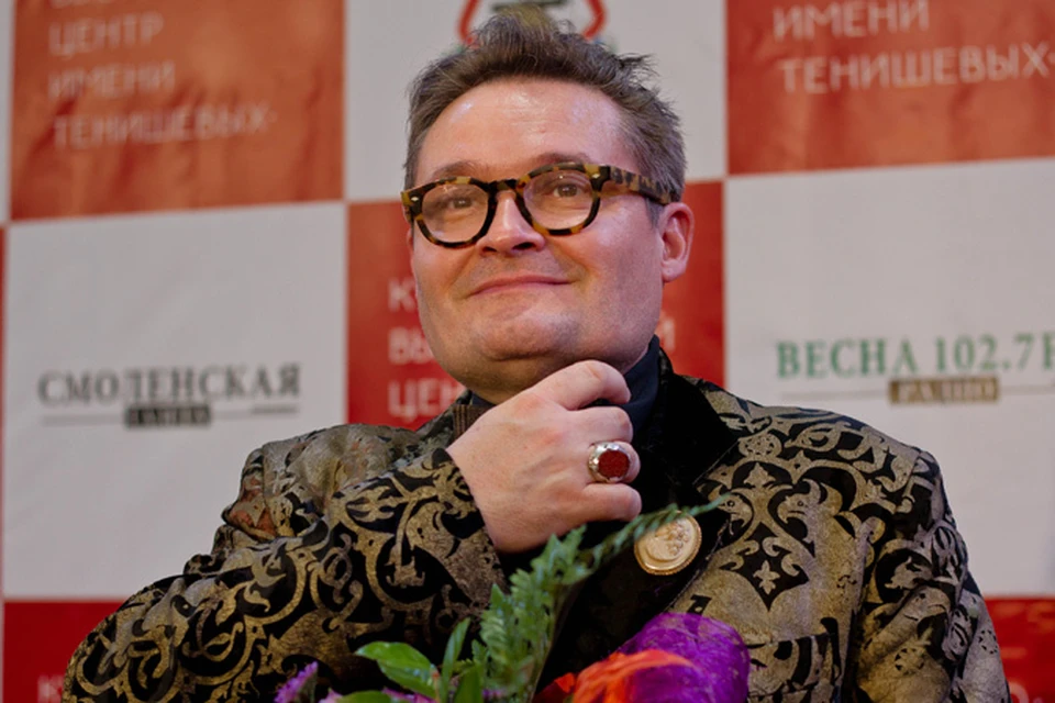 Ведущий программы «Модный приговор» Александр Васильев открыл в Смоленске выставку «Гламур 80-х».