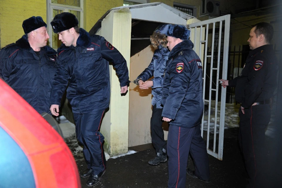 3 февраля московский десятиклассник Сергей Гордеев пришел в родную 263 школу с отцовскими карабином и мелкокалиберной винтовкой