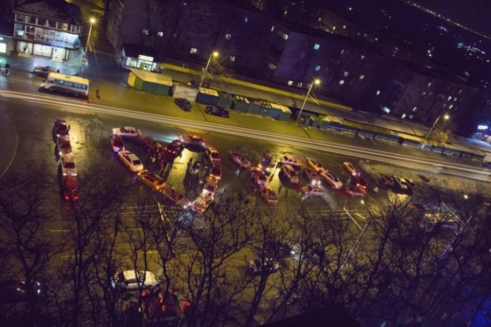 Для этой надписи использовали 29 машин. А ведь изначально хотели собрать 70.