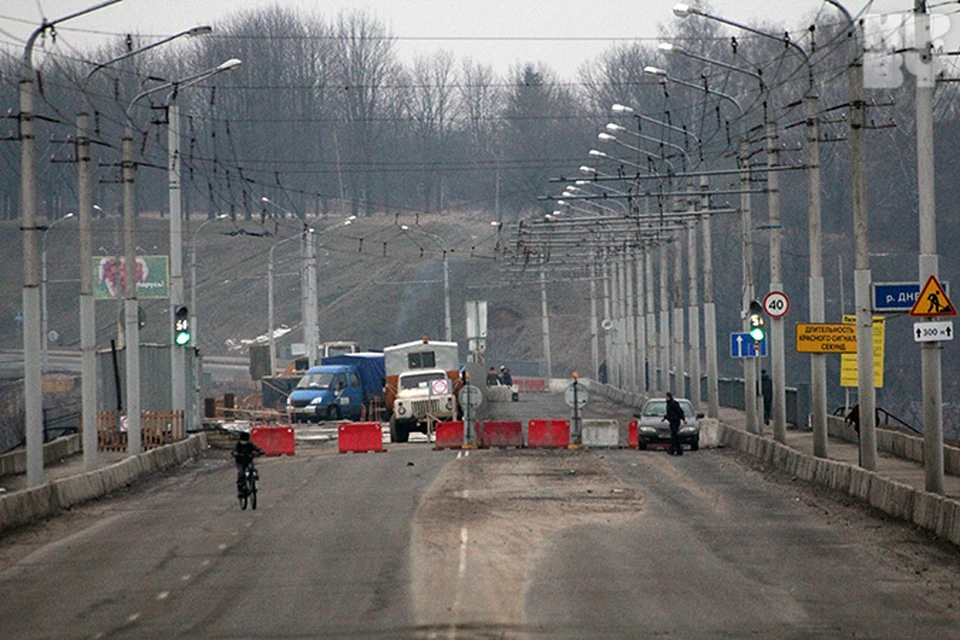 Мост закрыт для движения транспорта, но светофоры на нем еще работают.