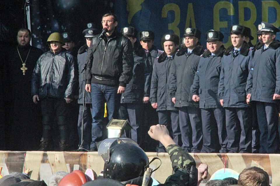 На сцене переметнувшихся милиционеров представлял бывший глава МВД Луценко