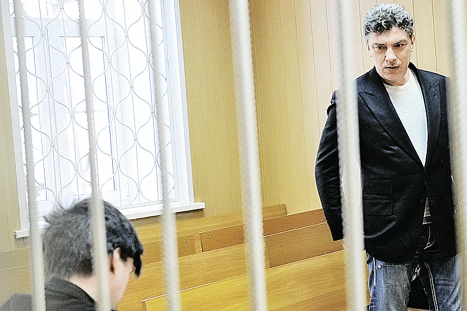 Суд арестовал Бориса Немцова за участие в понедельничной акции на Манежной площади.
