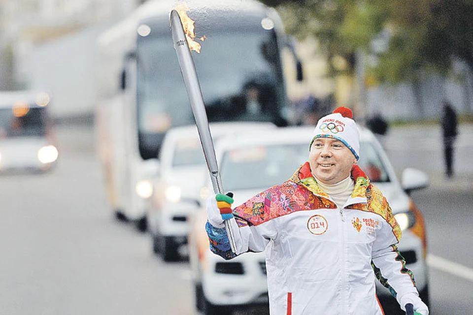 Владимир Кожин во время эстафеты олимпийского огня. Москва, октябрь 2013-го.