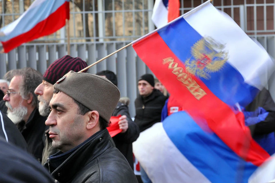 "Никогда в НАТО и ЕС!", "Крым – это Россия, Косово – это Сербия!", "Братья, мы с Вами!" - такие надписи красовались на транспарантах балканских митингующих