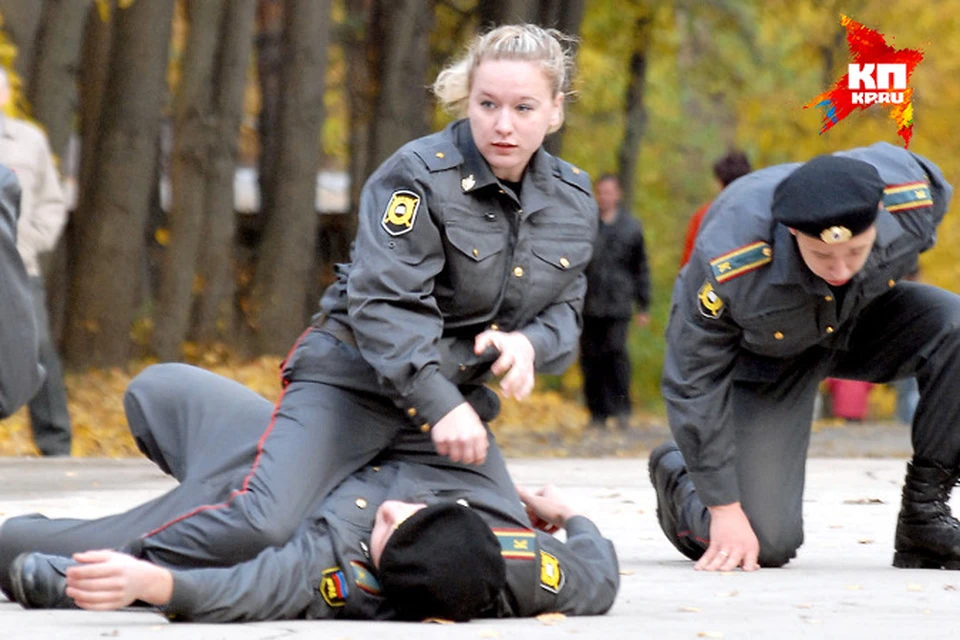 Полиция по другому. Девушка полицейский. Женщина в полицейской форме.