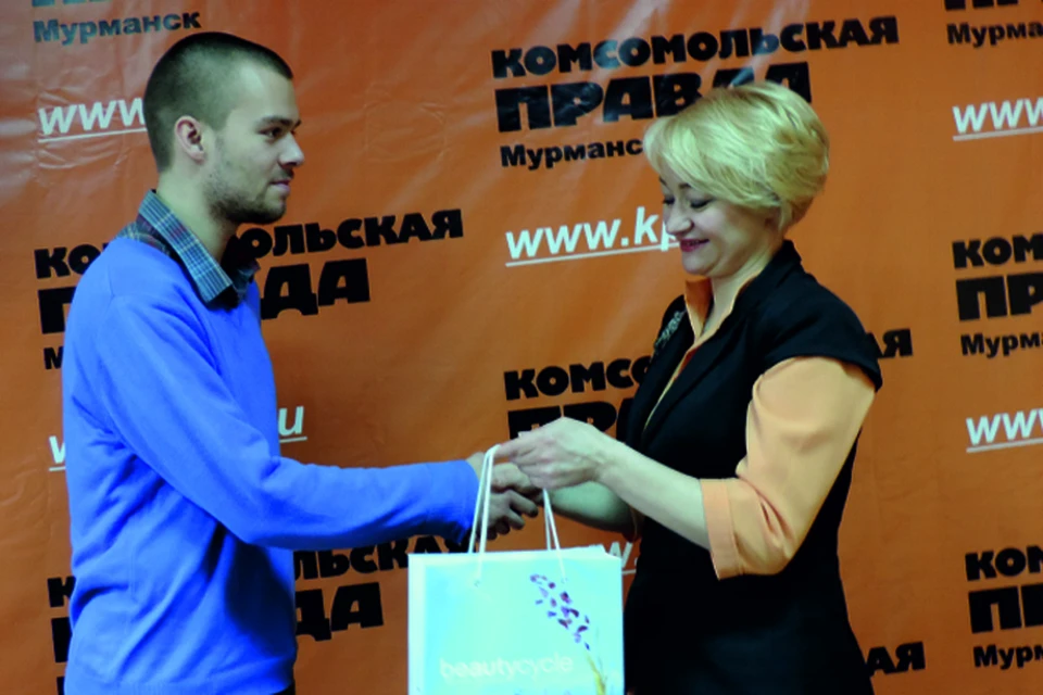 Полина Сергеевна Семенова,  директор МООО «Прометей плюс», награждает Илью Кима.