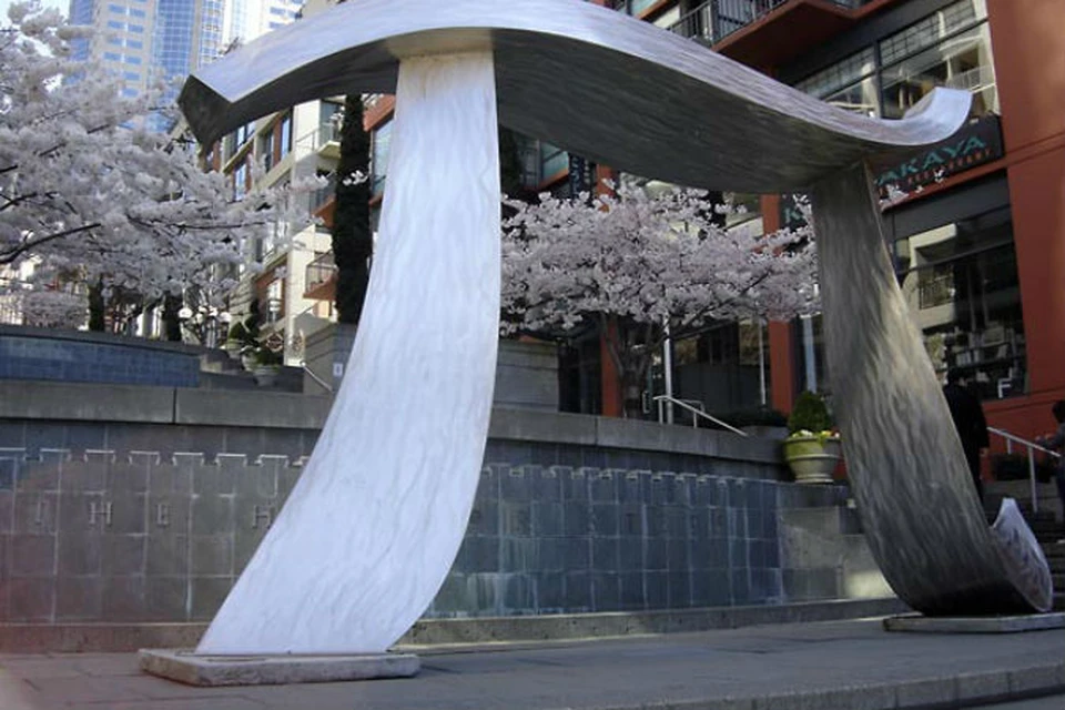 Памятник числу «пи» на ступенях перед зданием Музея искусств в Сиэтле
