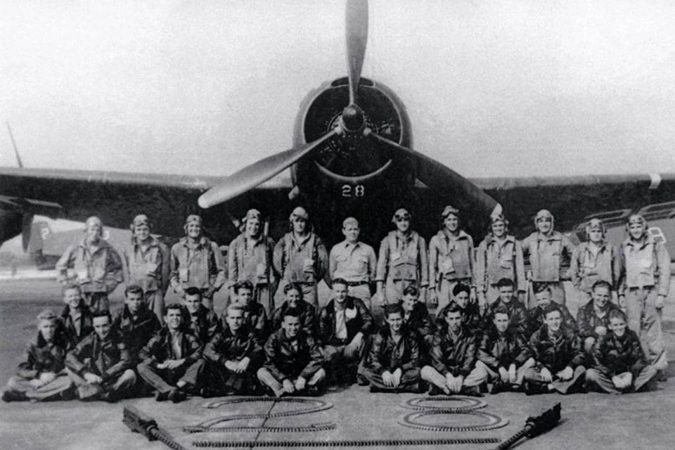 Американские летчики снялись рядом с одним из бомбардировщиков Grumman Avenger, перед тем как исчезнуть вместе с ним в Бермудском треугольнике.