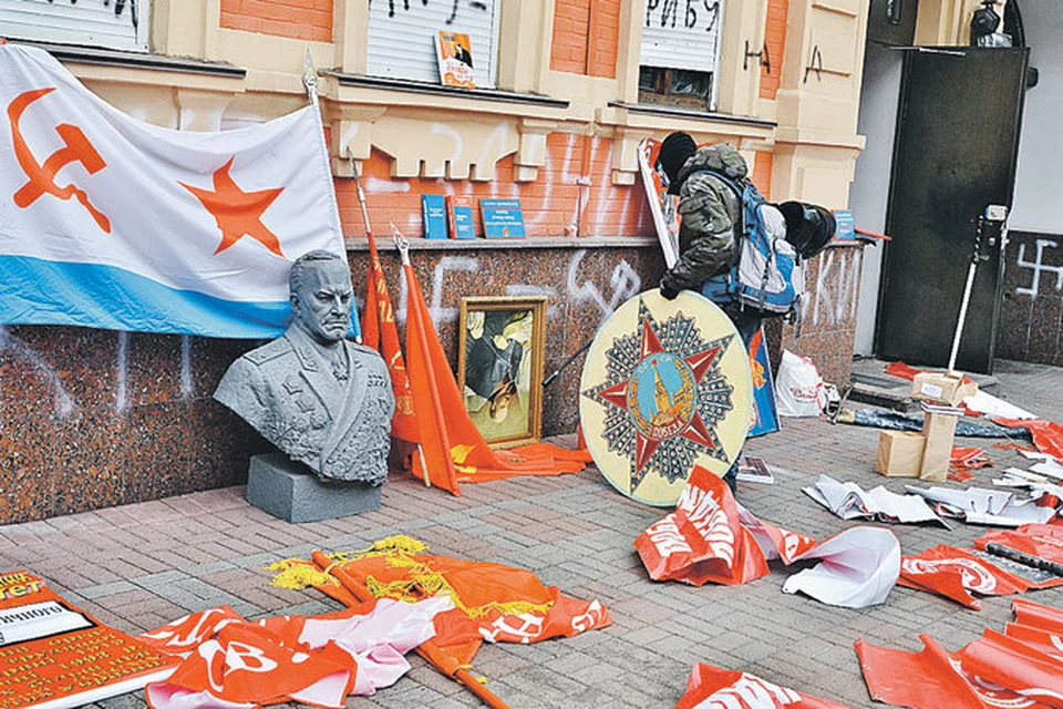 Радикалы устроили погром в офисе компартии в Киеве. Все, что было внутри, вытащили на улицу - громить и сжигать. Чтобы от истории ни флага, ни камня не осталось.