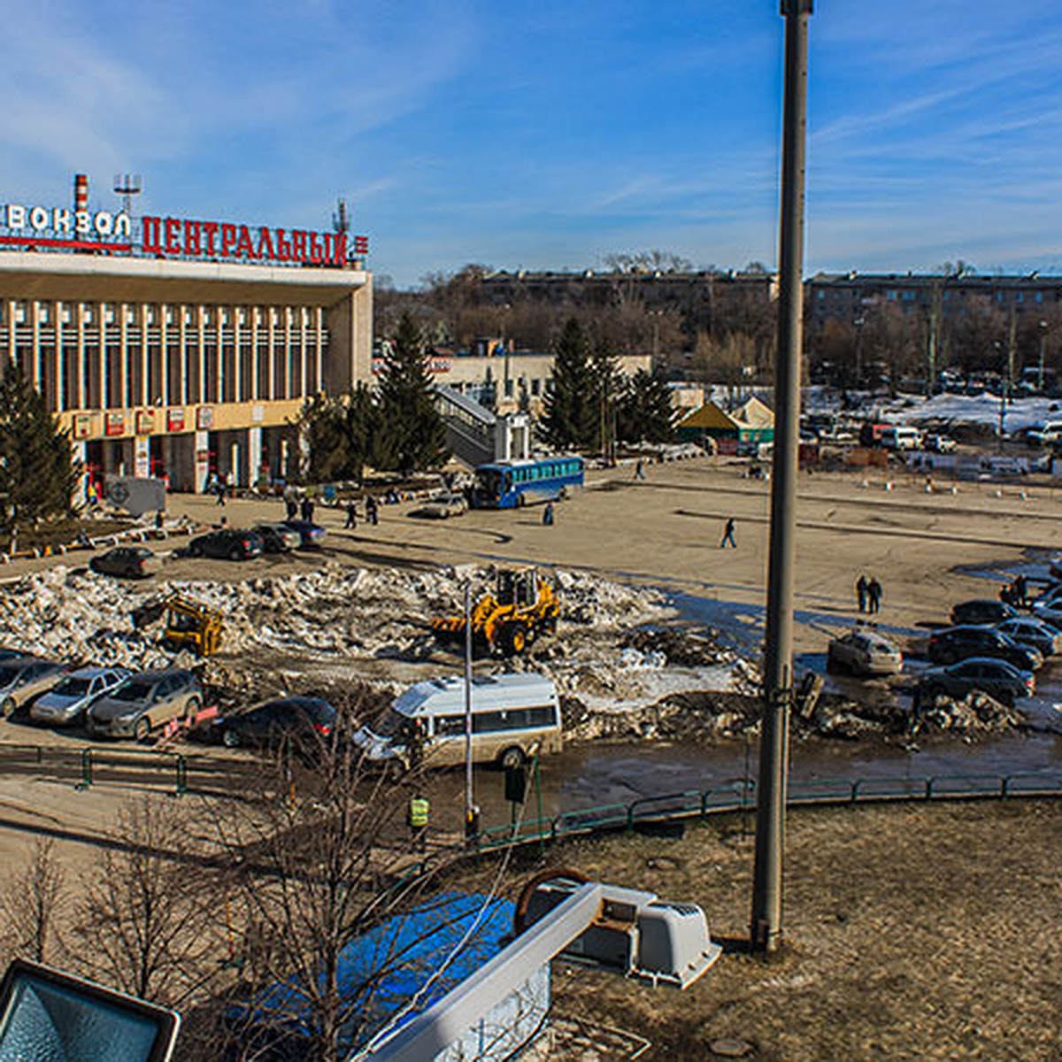 Особенности автовокзальной парковки: Таксисты-нелегалы вышли на тропу  «войны»? - KP.RU