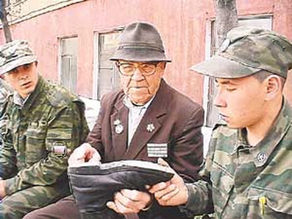 К дедушке Георгию солдаты идут не только чинить обувь, но и узнать свой характер.