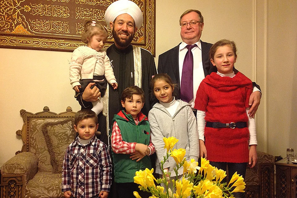 Верховный муфтий Сирии и всего Востока Ахмад Бадр эд-Дин Хассун вместе со своими внуками принял Сергея Степашина у себя дома в Дамаске.