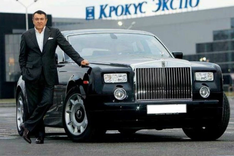 Состояние 58-летнего бизнесмена в 2013 году Forbes оценил в $1,8 млрд: он занимает 831-е место в рейтинге самых богатых людей планеты и 56-е — среди российских миллиардеров.