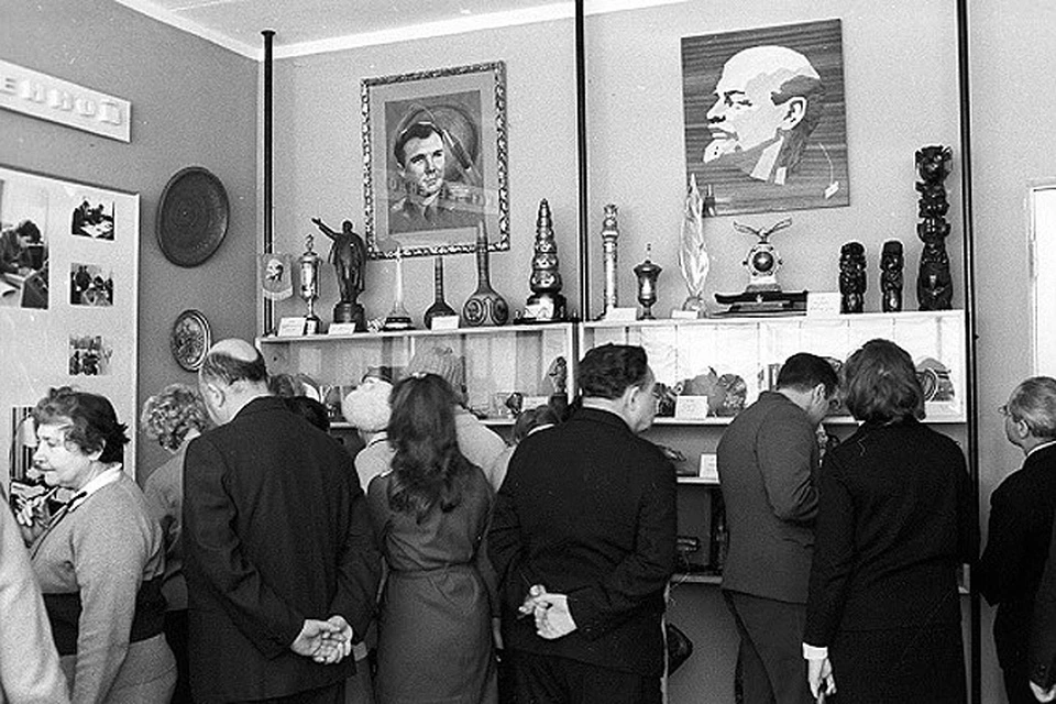 1971 год. Посетители Музея космонавтики в Звездном городке изучают экспозицию из подарков Гагарину.