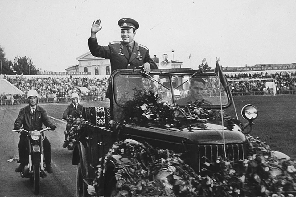 25 мая 1966 года Гагарин приехал в Брянск. Встречали его на стадионе «Динамо». Космонавт на машине проехал круг почета, а потом раздавал автографы горожанам.