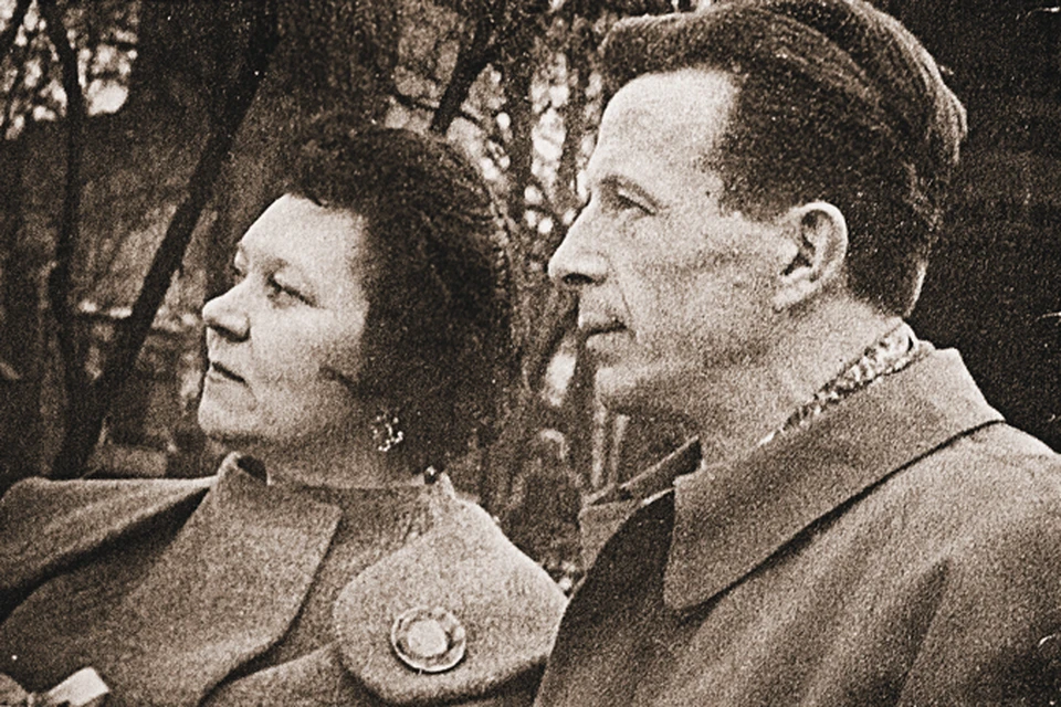 Одна из немногих фотографий, где Клавдия Шульженко и Георгий Епифанов вместе. Обычно он фотографировал свою любимую.