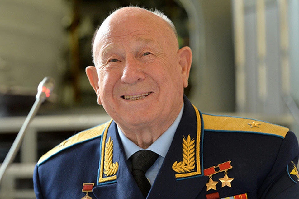 Генерал-майор авиации, дважды Герой Советского Союза, вице-президент "Альфа-Банка" Алексей Архипович Леонов.