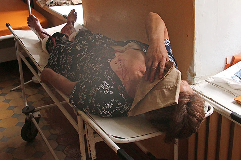 Пациентка, раненая во время бомбежки больницы