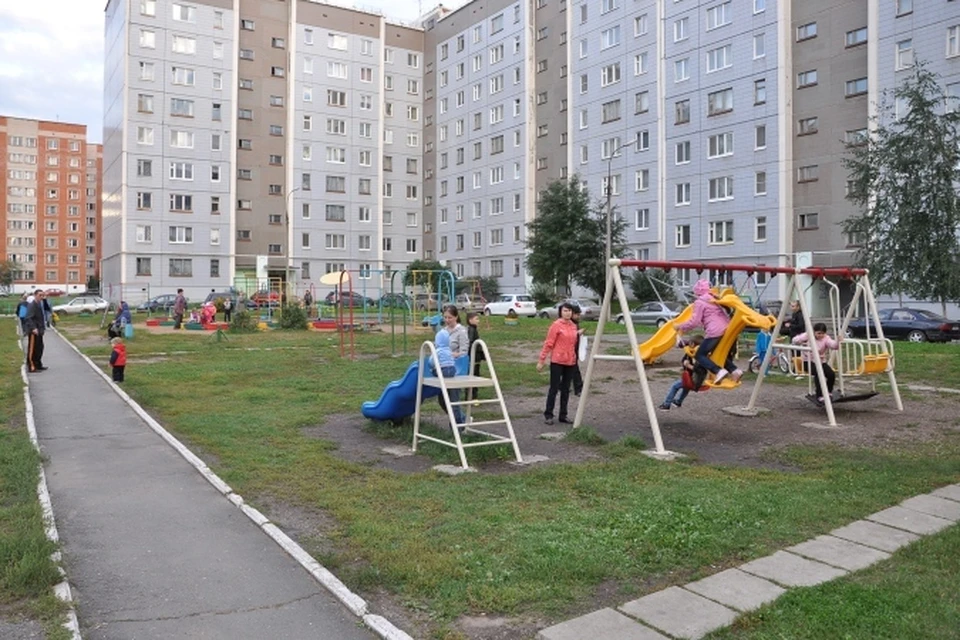 Дворы в Ижевске: построить детскую площадку за 40 или 200 тысяч рублей?