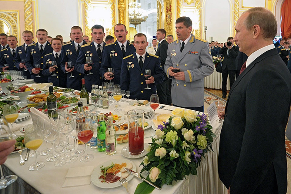 Президентский прием. Прием в Кремле. Торжественный прием в Кремле. Праздничный стол в Кремле. Торжественный прием в Кремле выпускников военных.