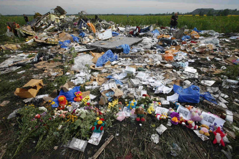 Жители Донецкой области несут цветы и игрушки к месту падения лайнера