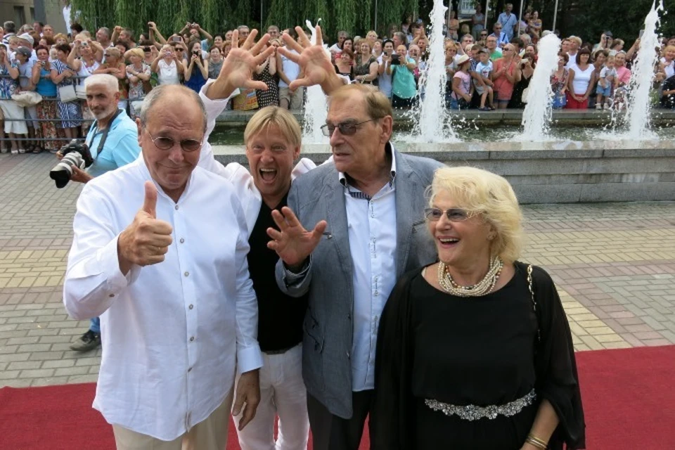 Дмитрий Харатьян на публике отчаянно балагурил. На фото он вместе с Эммануилом Виторганом, Светланой Дружининой и ее супругом Анатолием Мукасеем.