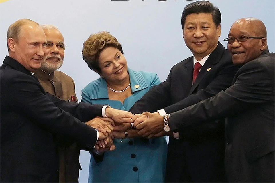Рукопожатие лидеров стран-участниц БРИКС на недавнем саммите в Бразилии.