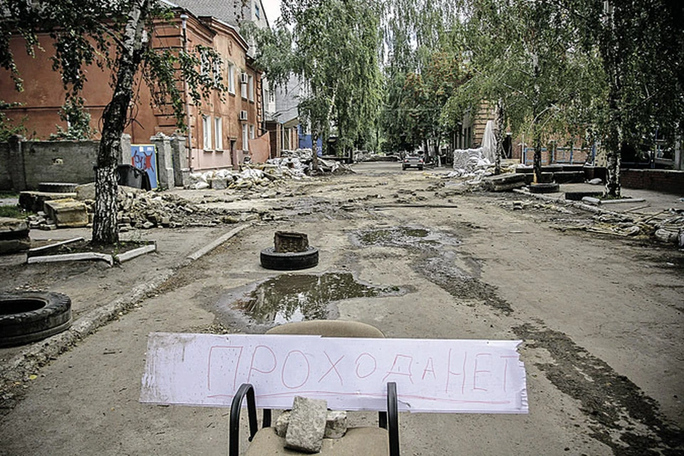 Славянск после осады украинской армией. На эти улицы киевские турфирмы и зазывают туристов.