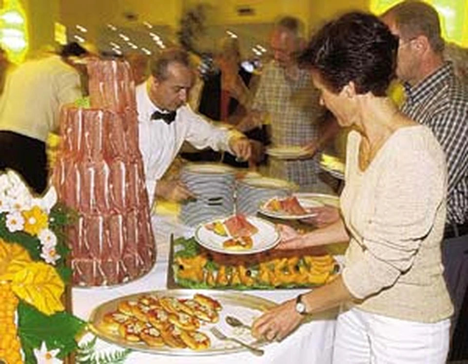 Обманул в ресторане. Переполненная тарелка. Обманывают в ресторане вес еды. Обсчитали в ресторане. Туристы в Турции набирают много еды много едят у бассейна.
