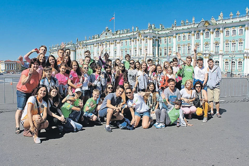 Многонациональная команда NucKids на экскурсии в Санкт-Петербурге.