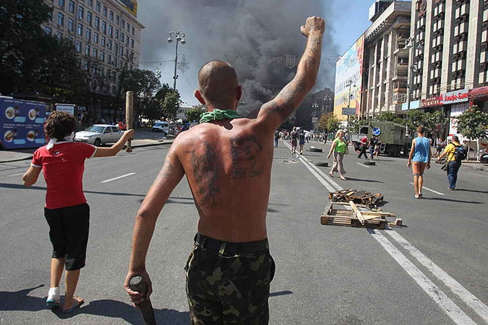 После пятимесячного затишья на площади Независимости вновь горят покрышки и идут бои