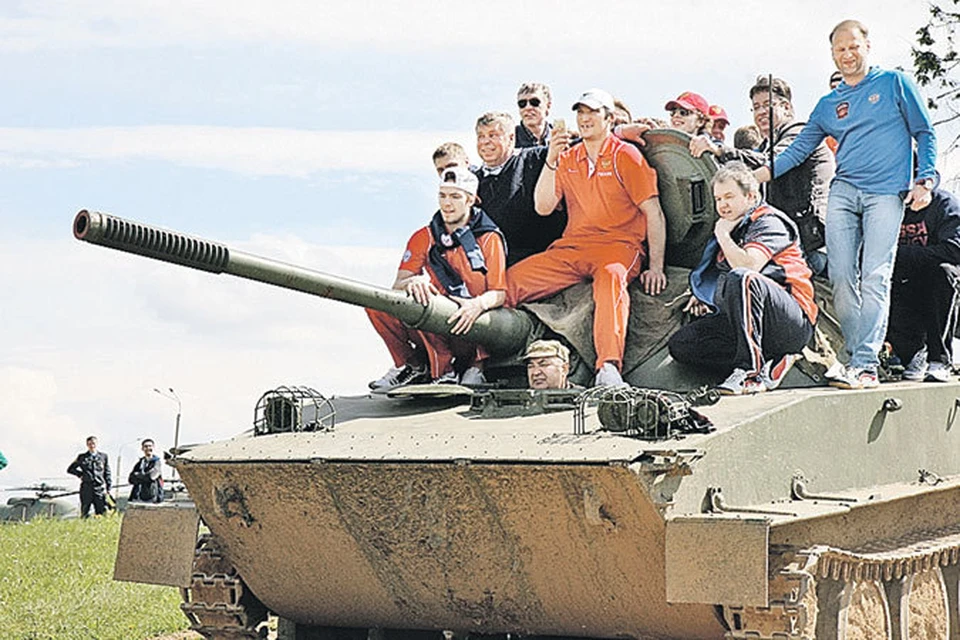 Александр Овечкин (в красном) в Минске со своей бронебойной командой смял всех врагов.