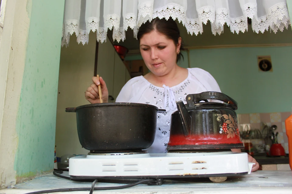 Мадина Ахмеджанова в доме своей свекрови готовит на костре, и только в кухне своей мамы Одины "отдыхает" у электроплитки. Фото: автора