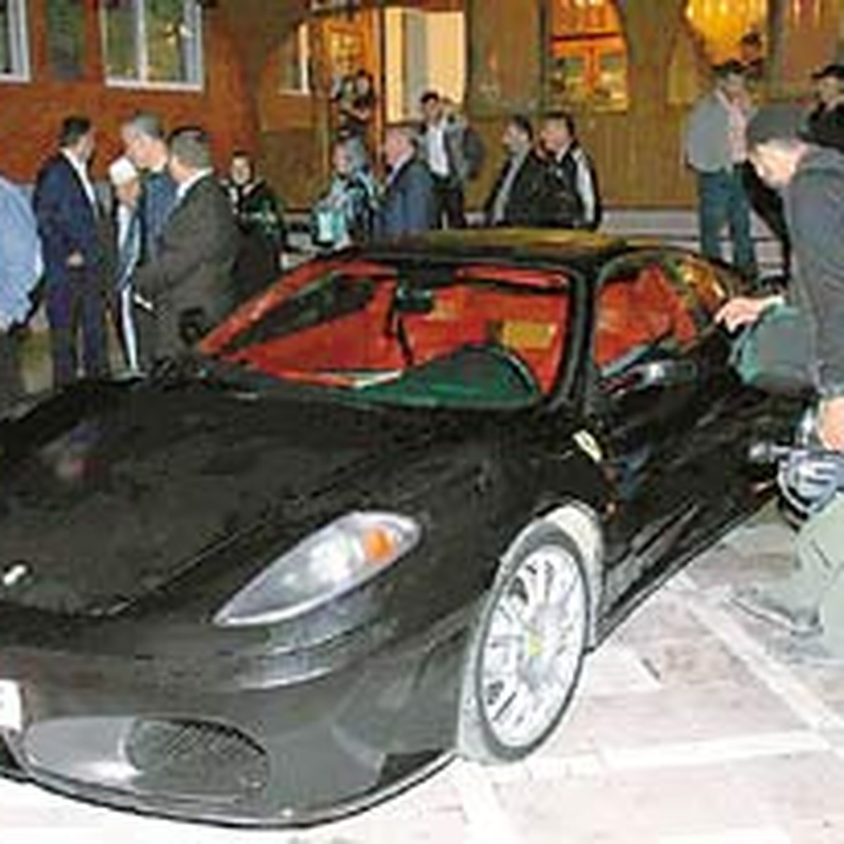 Рамзану Кадырову подарили Ferrari и Триумфальную арку - KP.RU