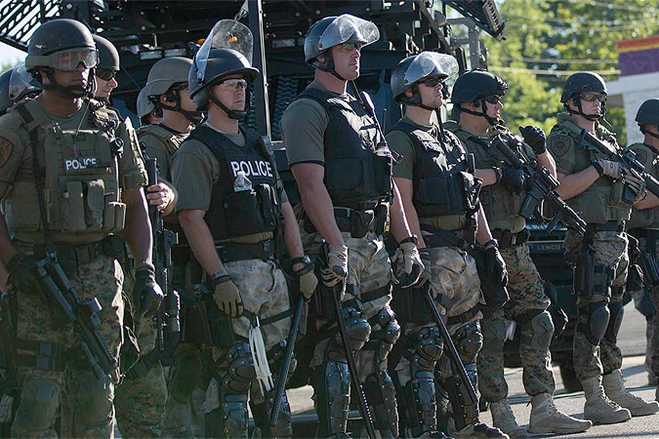Полицейский спецназ в среднем проводит в США не менее 50 тысяч рейдов в год