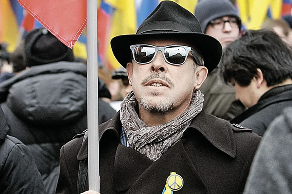Андрей Макаревич недвусмысленно заявил о своей позиции еще в марте, приняв участие в Марше мира с желто-блакитной ленточкой на лацкане. Фото: PhotoXPress.ru