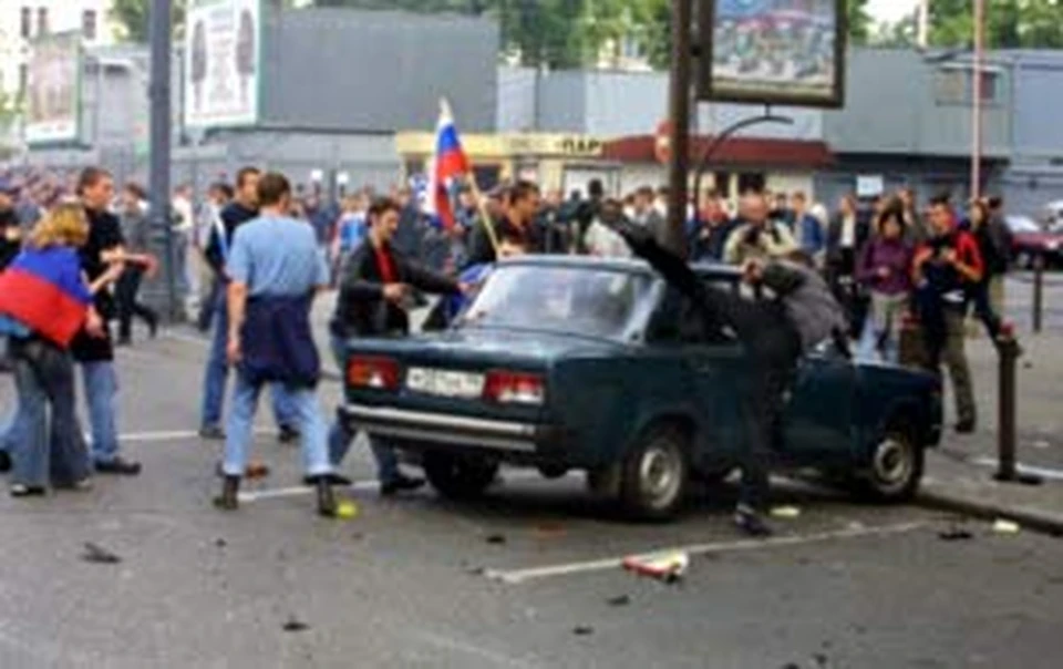 Больше всего досталось автомобилям. Их били и жгли.