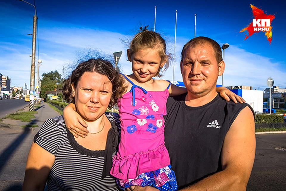 Денис Кураков со своей семьей на месте, где три года назад произошло ДТП со смертельным исходом
