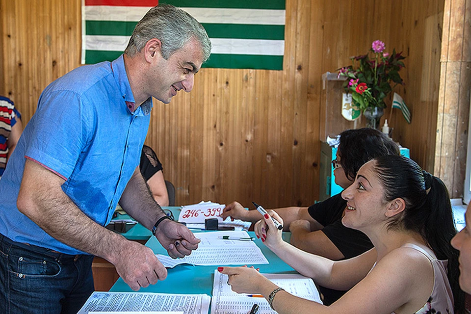 В Абхазии проходят досрочные выборы главы республики